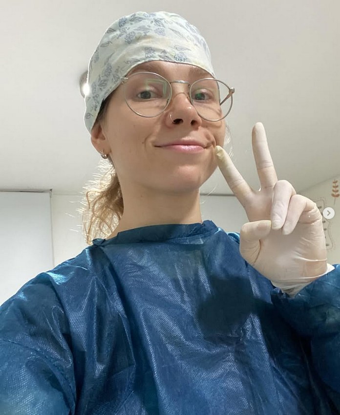 Dra. Catalina Kees en su consultorio